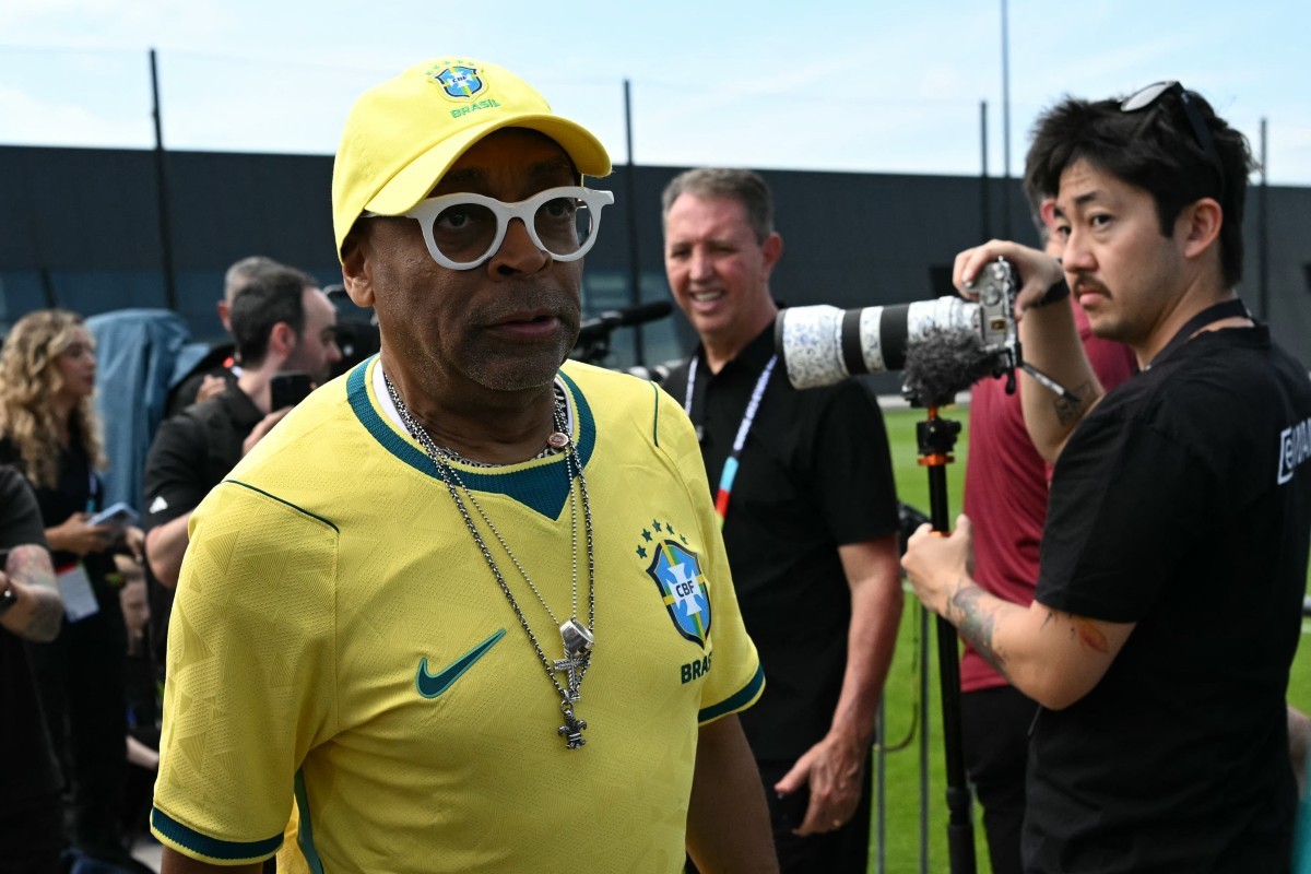 Presente em treino da seleção brasileira, Spike Lee ganha camisa personalizada e celebra Neymar: 'Ele é o meu cara'