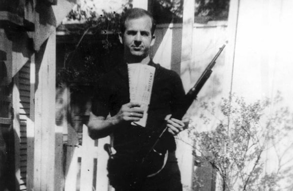 Lee Oswald com o fuzil usado para matar o presidente Kennedy, em 1963 — Foto: Reprodução/FBI
