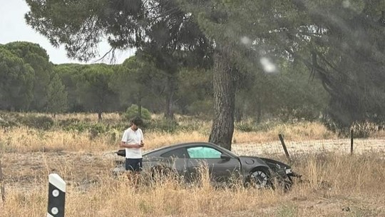 Campeão português pelo Sporting se envolve em acidente e bate carro de luxo 