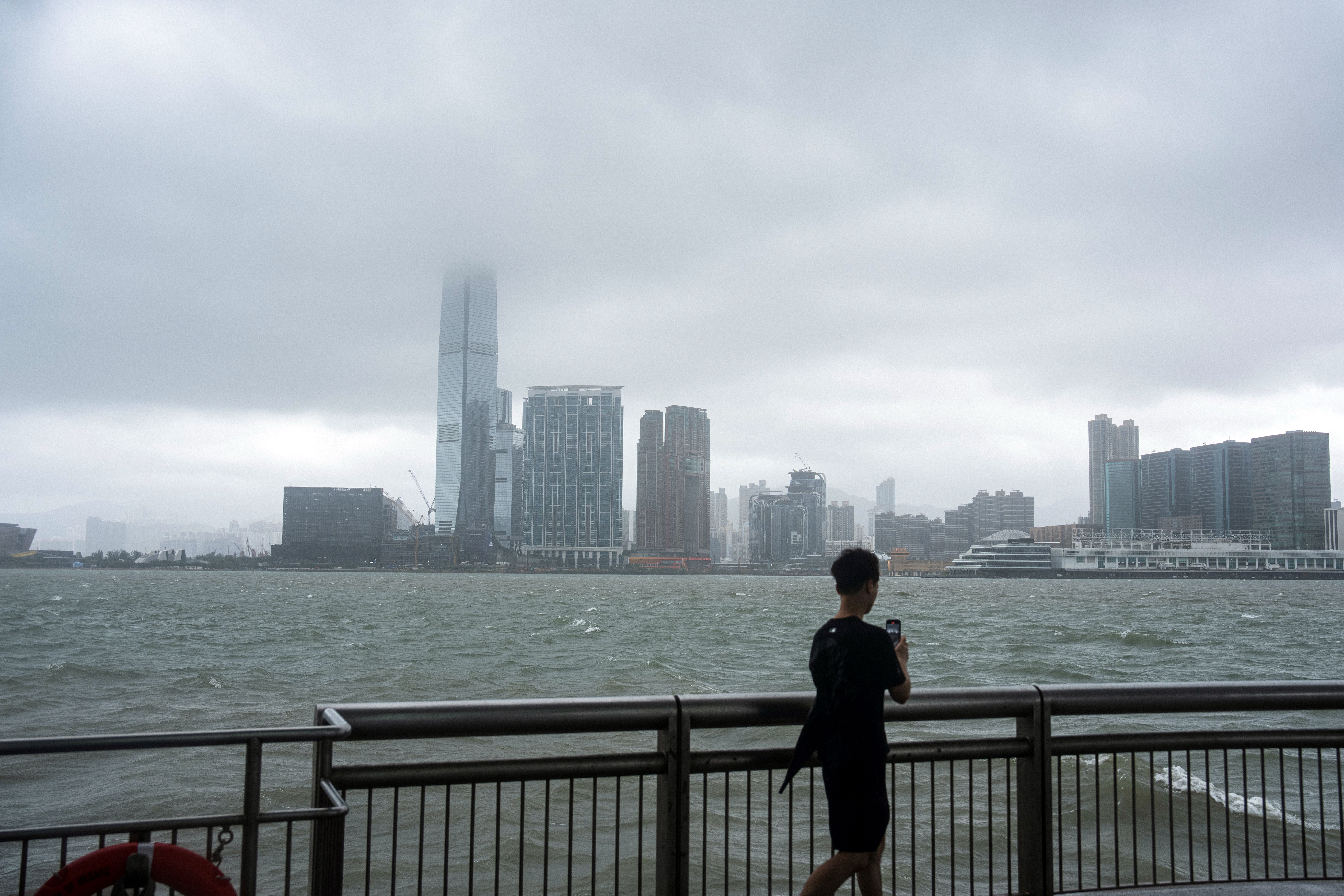 Hong Kong: secretário de Finanças alerta para riscos da IA aos empregos - QTU Questões do Universo