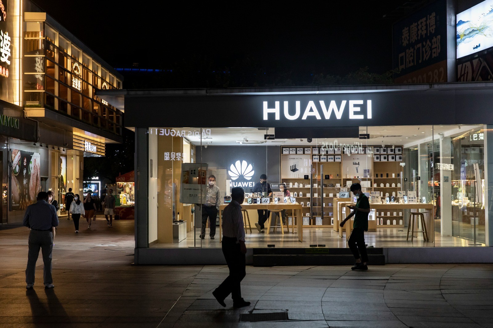 Huawei vai lançar smartphone com sistema operacional próprio para rivalizar com Google e Apple, diz FT