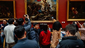 A presidente e diretora do Louvre alertou para problemas que estão levando o maior museu do mundo à decadência — Foto: Dimitar Dilkoff/AFP