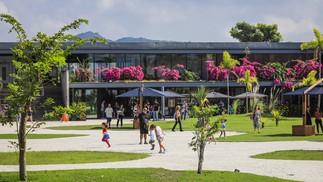 Jardins concebidos pelo Escritório Burle Marx enfeitam área externa — Foto: Divulgação