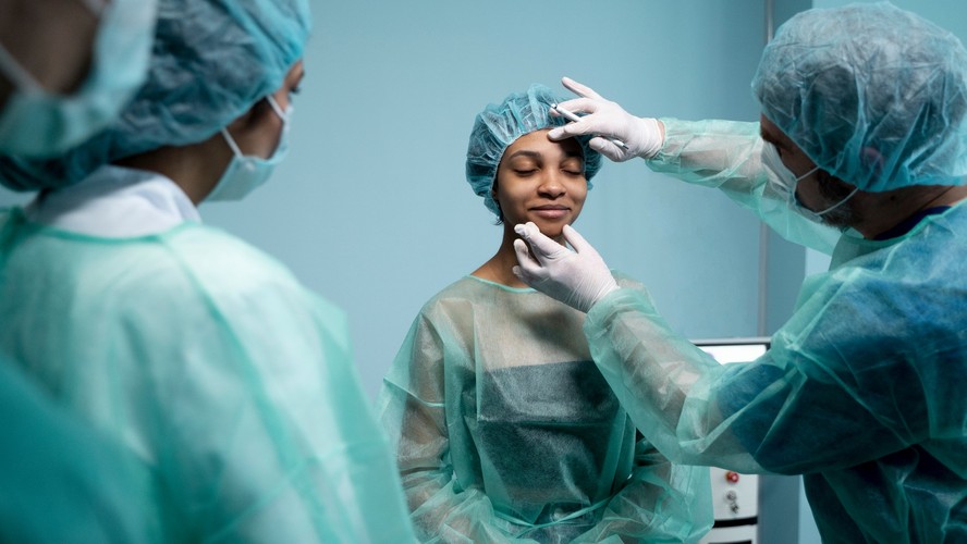 Cirurgia plástica: o que é mito e o que é verdade sobre resultados e riscos