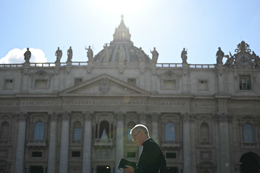 Primeira fumaça de conclave está prevista para 14h de hoje; saiba os detalhes da votação para eleger o novo Papa