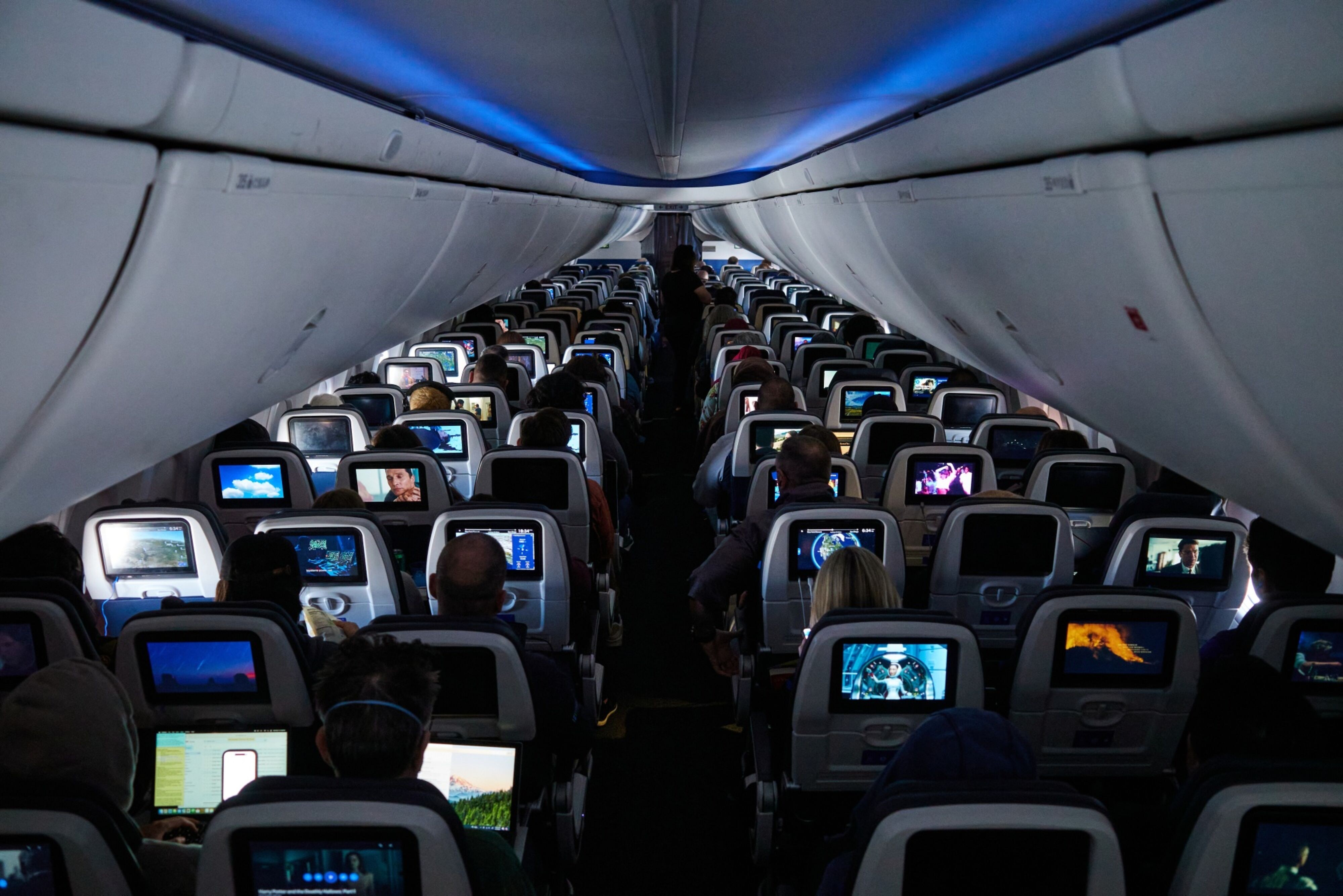 Passageiro tenta abrir porta de avião da United a 11 mil metros de altitude e voo faz pouso de emergência nos EUA