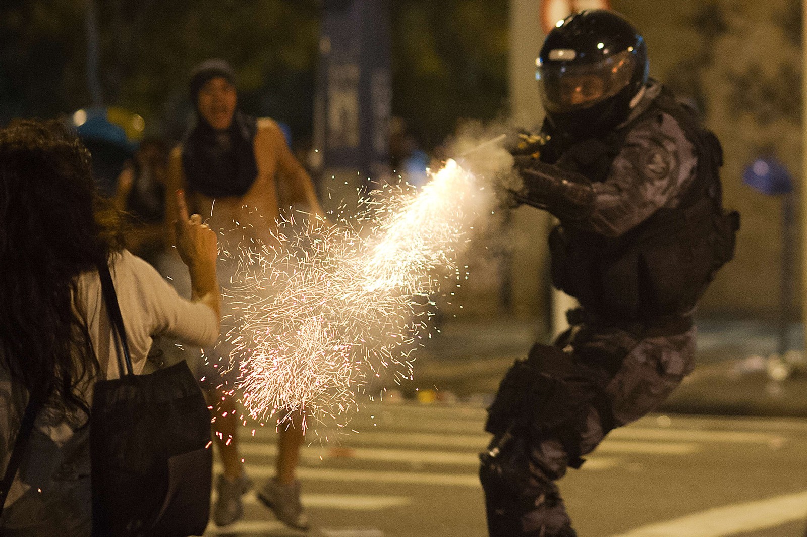 Policial militar dispara gás lacrimogêneo para dispersar manifestantes durante confrontos no centro de Niterói, em 19 de junho de 2013  — Foto: CHRISTOPHE SIMON / AFP