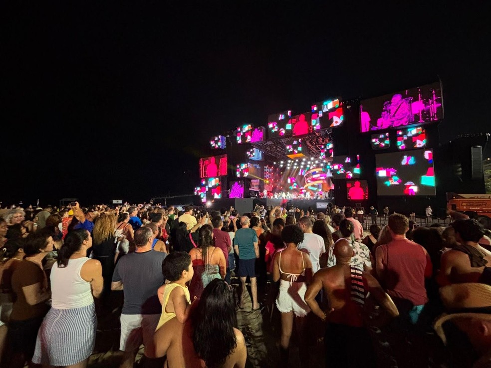 Público assiste à passagem de som de Gilberto Gil e Ney Matogrosso no Palco Rio — Foto: Alexandre Cassiano / Agência O Globo