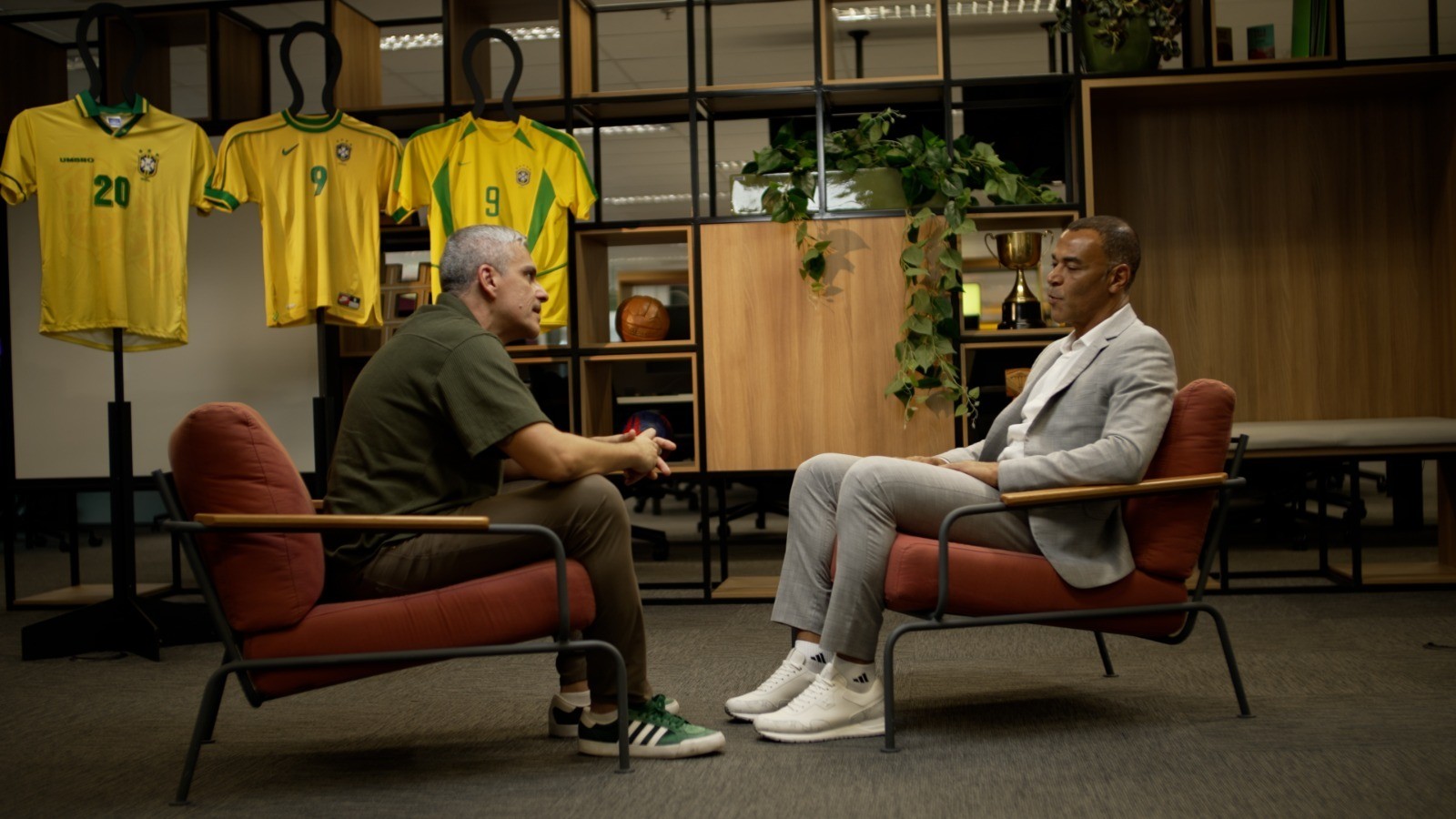 Cafu participa de reportagem do 'Esporte espetacular' sobre os 50 anos de Ronaldo: 'A nossa força era ele'