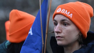 'Taxem os ricos e financiem o NHS' — Foto: JUSTIN TALLIS