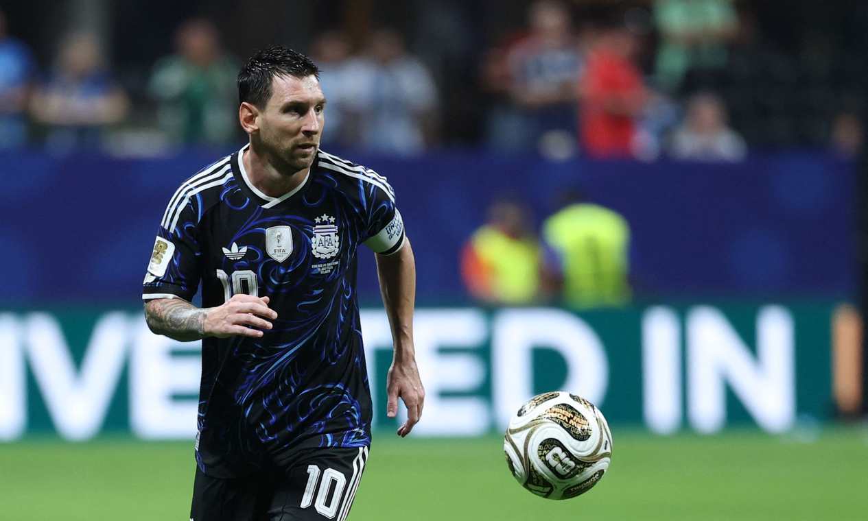 Hat-trick, dois gols e assistência ou doblete e saída precoce da final: entenda o que Messi precisa para tirar a Chuteira de Ouro de Mbappé