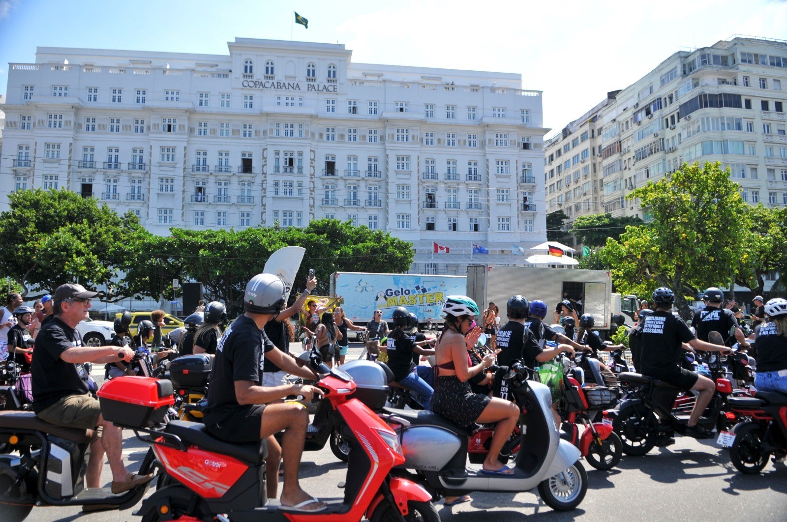 Condutores de autopropelidos fazem protesto em Copacabana contra novas regras decretadas pela prefeitura