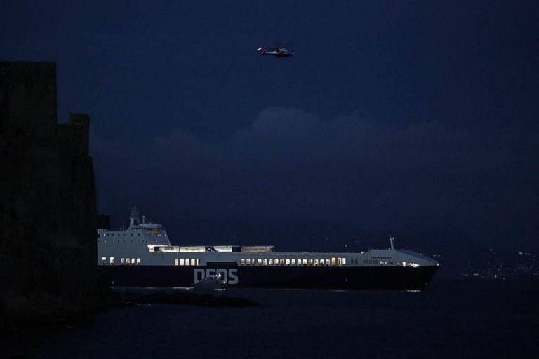 Forças especiais italianas salvam cargueiro turco de 'piratas' — Foto: Ansa / AFP