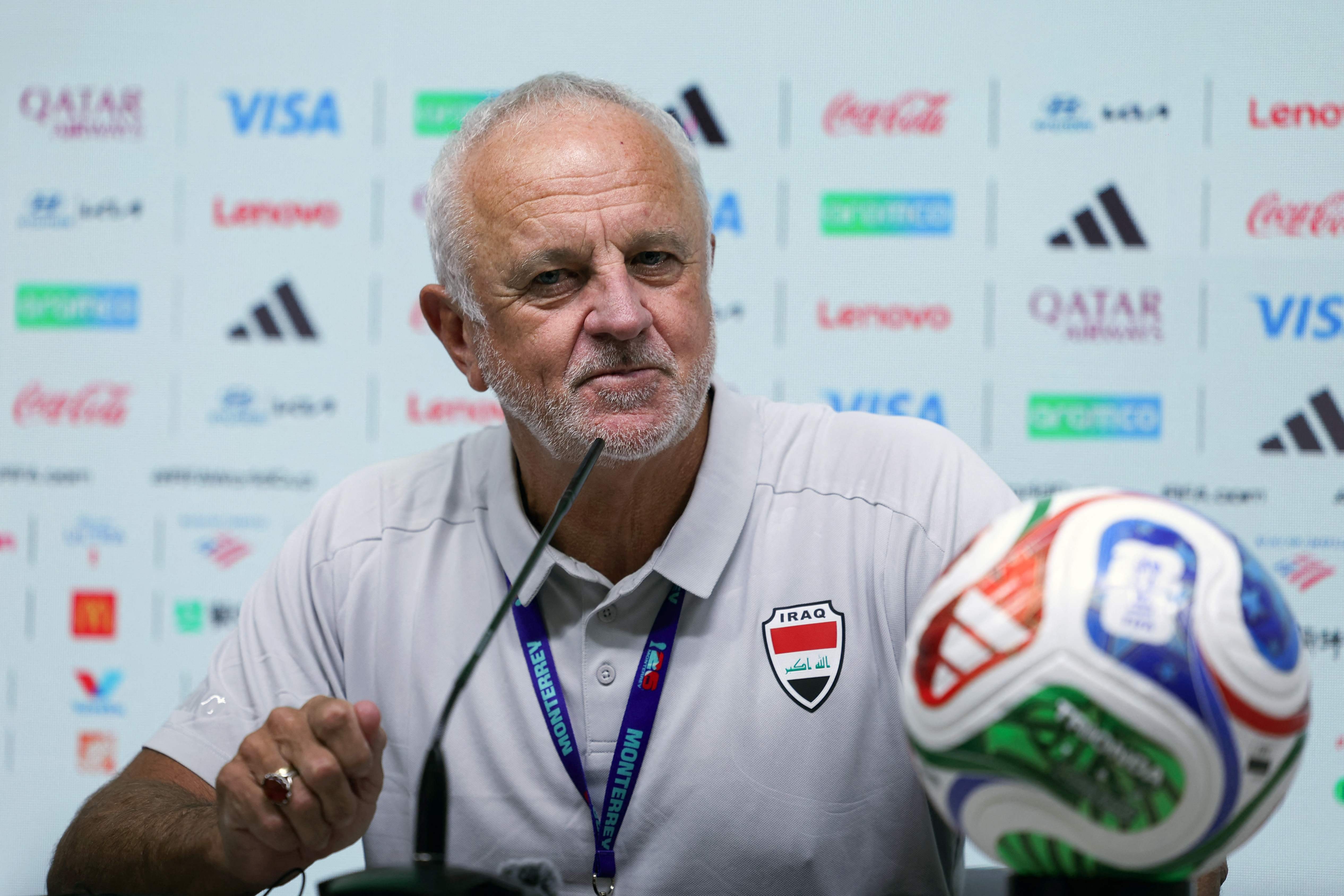 Técnico do Iraque brinca que pediu para jogar com três goleiros contra a França na Copa do Mundo: ‘Disseram que não’