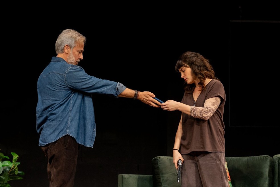Edson Fieschi e Bianca Bin em cena de "Job", sucesso da Broadway sobre redes sociais e saúde mental — Foto: Divulgação/Annelize Tozetto
