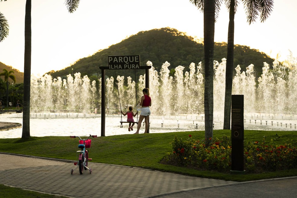 O parque das águas é o cartão-postal do Ilha Pura. Além de ajudar na climatização, encanta os visitantes com o espetáculo de luz e cores no Natal e em outras datas comemorativas — Foto: FABIO SEIXO/ILHA PURA/DIVULGAÇÃO