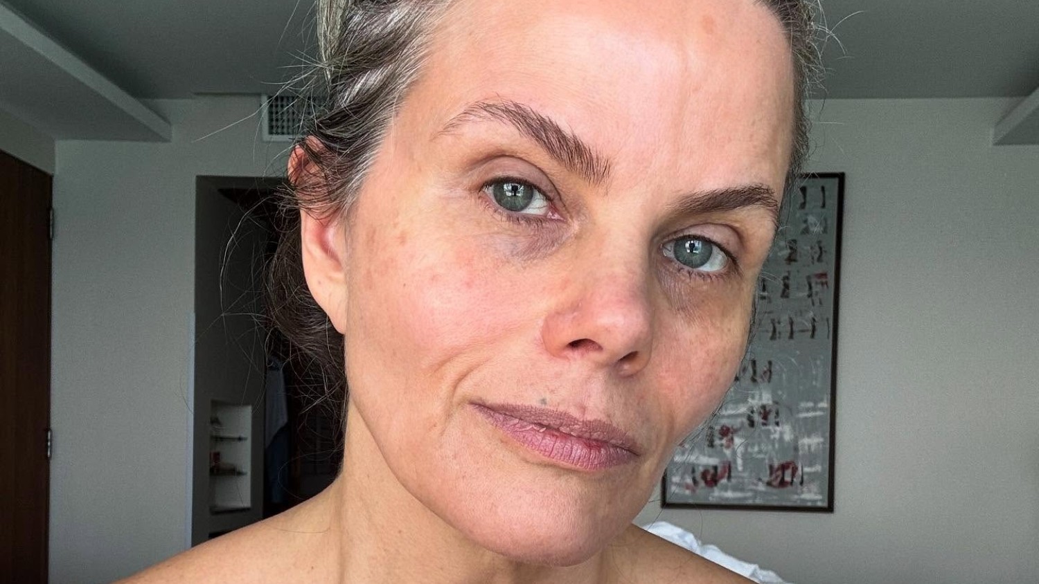 Beleza natural de Maria Cândida repercute após foto sem maquiagem: 'Isso sim é o verdadeiro luxo'