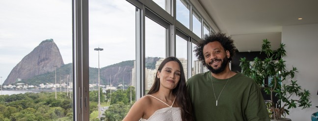 The actress Clarice Alves and her husband, the player Marcelo, in their apartment in Flamengo — Photo: Ana Branco