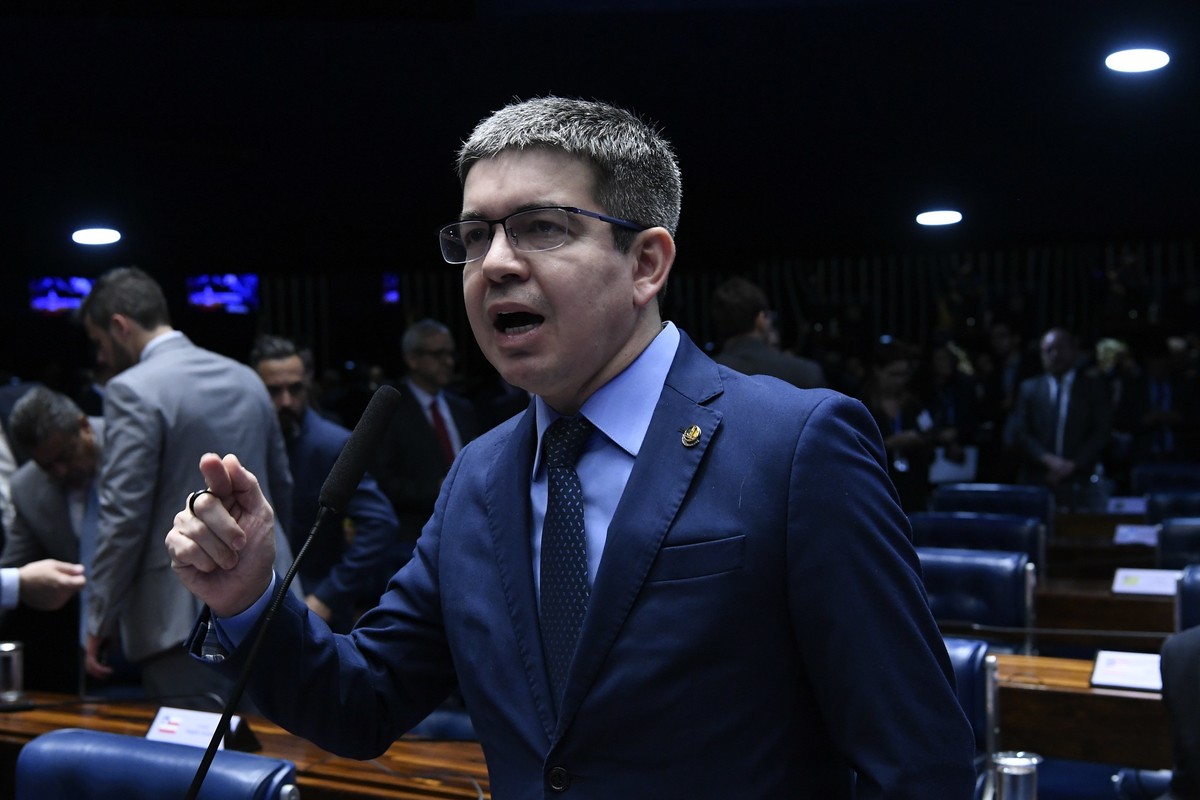 Randolfe rodrigues anuncia saída da rede em meio a desentendimento com marina