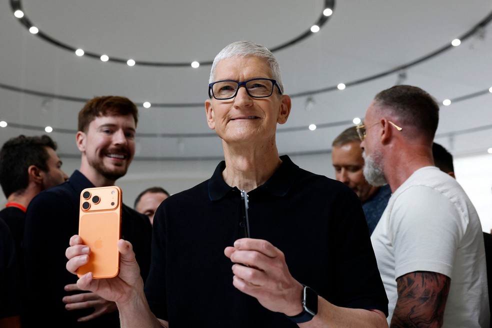 Tim Cook, CEO da Apple, mostra o novo Iphone 17 — Foto: Justin Sullivan/Getty Images/AFP