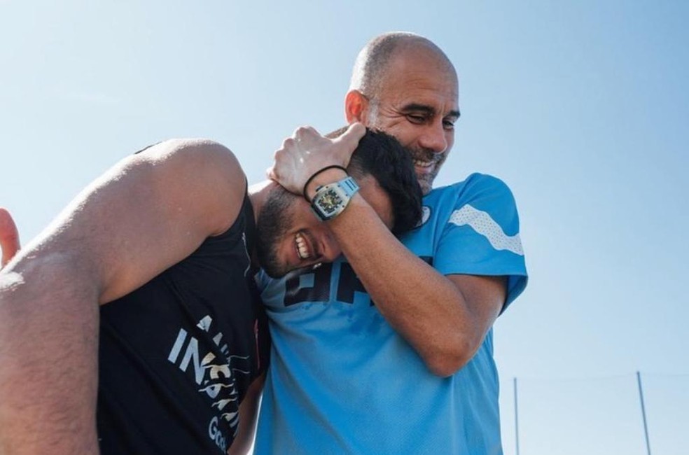 Admirador do lateral, Guardiola dá abraço carinhoso em Yan Couto — Foto: Reprodução