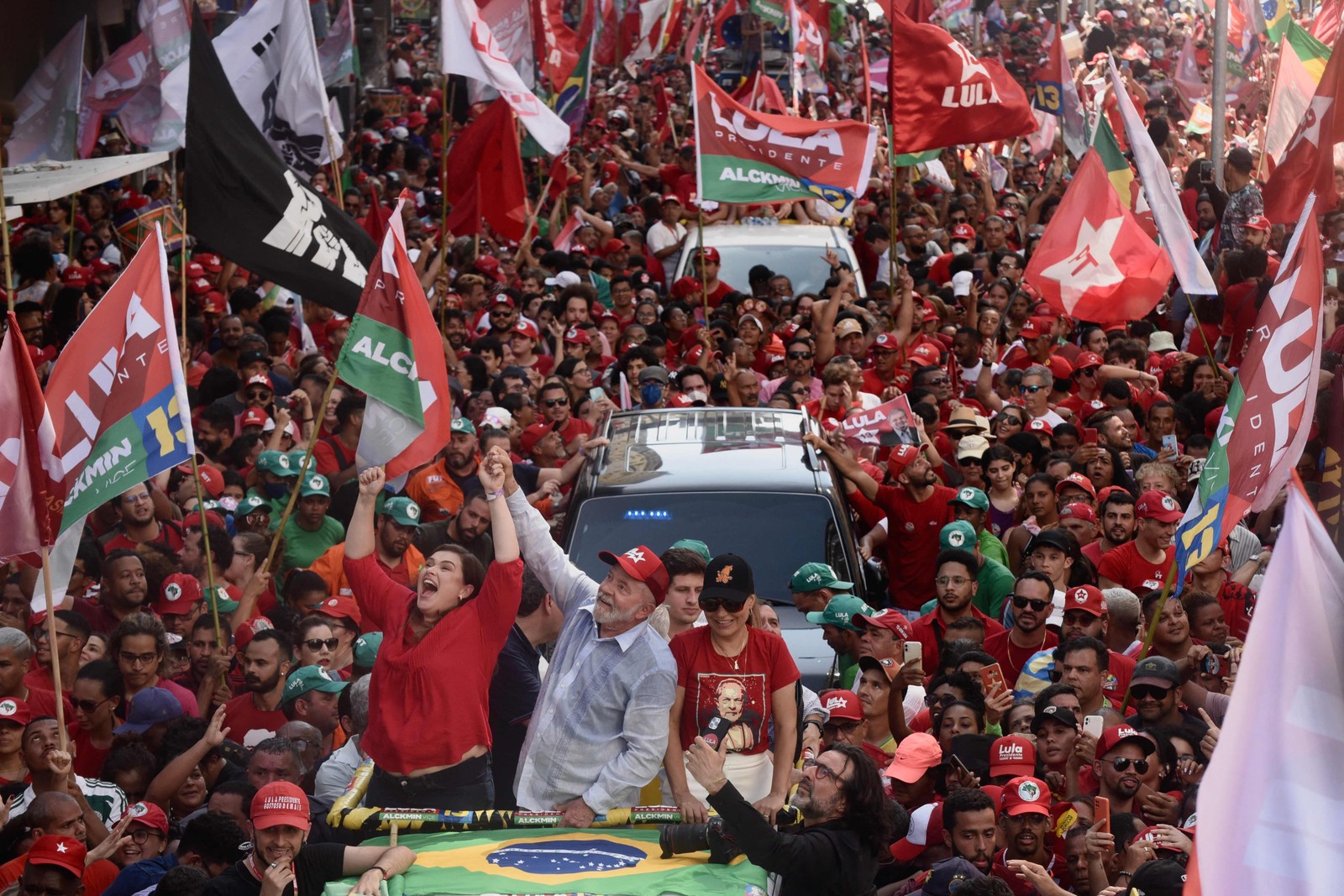 Lula e a candidata a governadora de Pernambuco Marilia Arraes durante campanha em Recife. — Foto: Maira Erlich / AFP