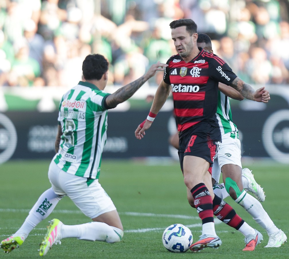 Saúl tenta superar a marcação do Juventude — Foto: Gilvan de Souza/Flamengo