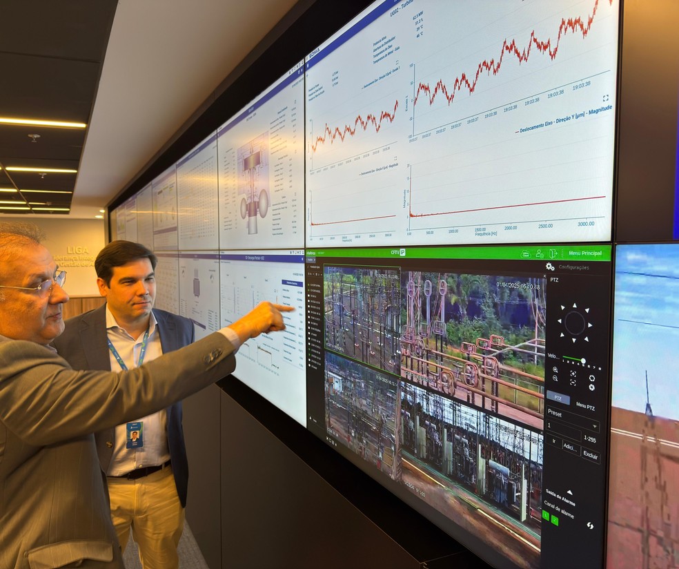 Antonio Varejão Godoy, vice-presidente de Operações e Segurança, e Juliano Dantas, vice-presidente de Inovação, P&D, Digital e TI da Eletrobras mostram painéis de monitoramento — Foto: Divulgação