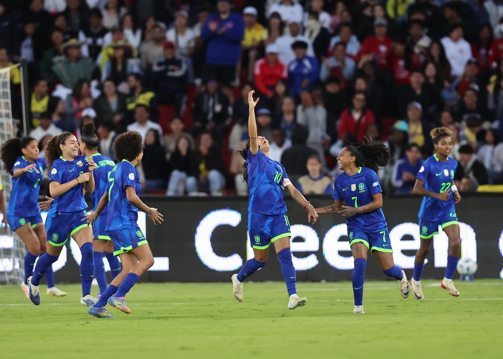 Jogadoras do Brasil comemoram gol de Marta na final da Copa América — Foto: Lívia Villas Boas/CBF