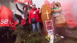 Trabalhadores protestam durante reunião sindicatos e direção da rede de supermercados Delhaize, em Zellik, Bélgica — Foto: BENOIT DOPPAGNE/AFP