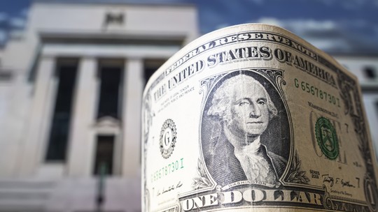 Nos Estados Unidos, Fed mantém juros e destaca 'ausência de novos avanços' para meta de inflação 