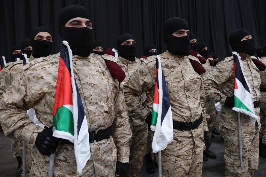 Membros do Hezbollah formam-se durante uma reunião no subúrbio ao sul de Beirute.