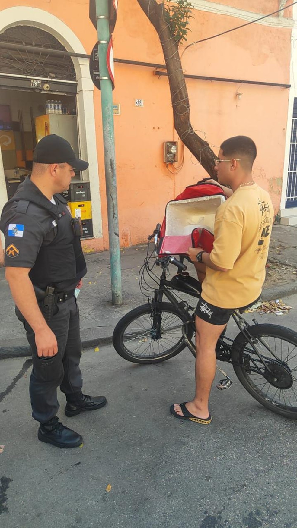 Ciclista com bolsa de delivery é interrogado por PM na Tijuca — Foto: Divulgação/Policia Militar