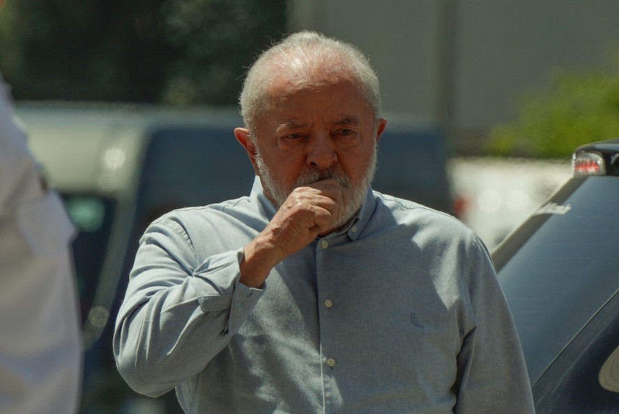 Lula é diagnosticado com pneumonia leve.