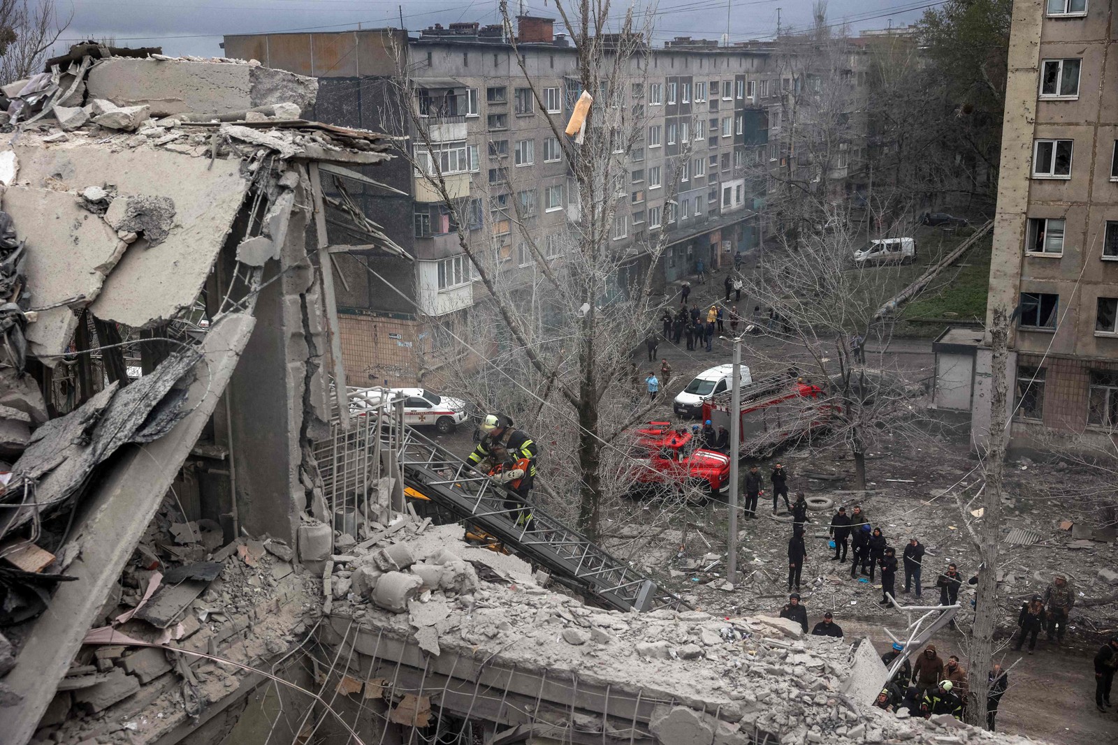 Todas as vítimas moravam em um mesmo conjunto habitacional em Sloviansk — Foto: Anatolii Stepanov / AFP