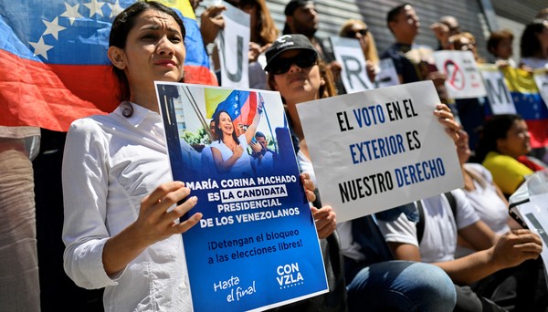 Venezuelanos no exterior dizem que são impedidos de se registrar para votar