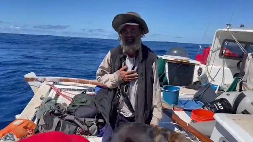 Tim Shaddock passou mais de dois meses à deriva no Pacífico com sua cadela