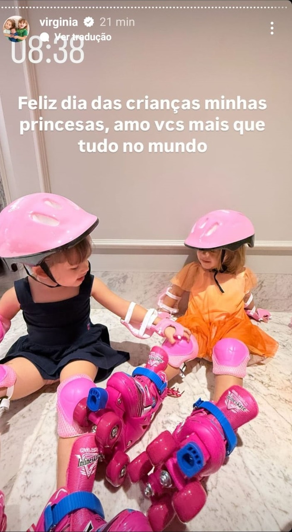 Maria Alice e Maria Flor com os patins que ganharam de Virginia — Foto: Reprodução Instagram
