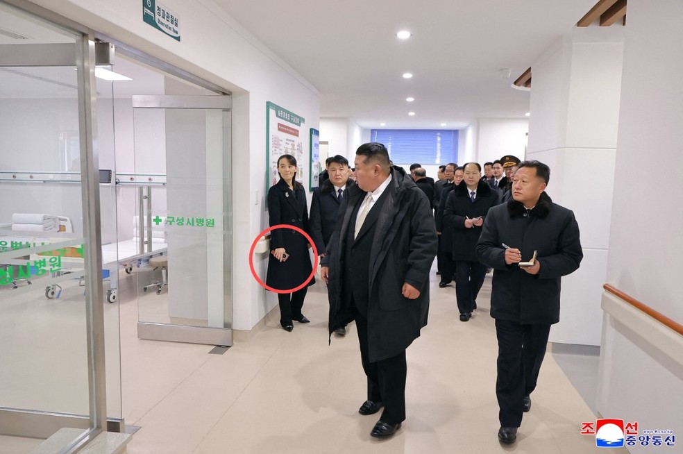 North Korean leader Kim Jong Un (center) inspects the recently completed Kusong Municipal Hospital, accompanied by his sister (left), who holds a foldable cellphone — Photo: STR / KCNA VIA KNS / AFP