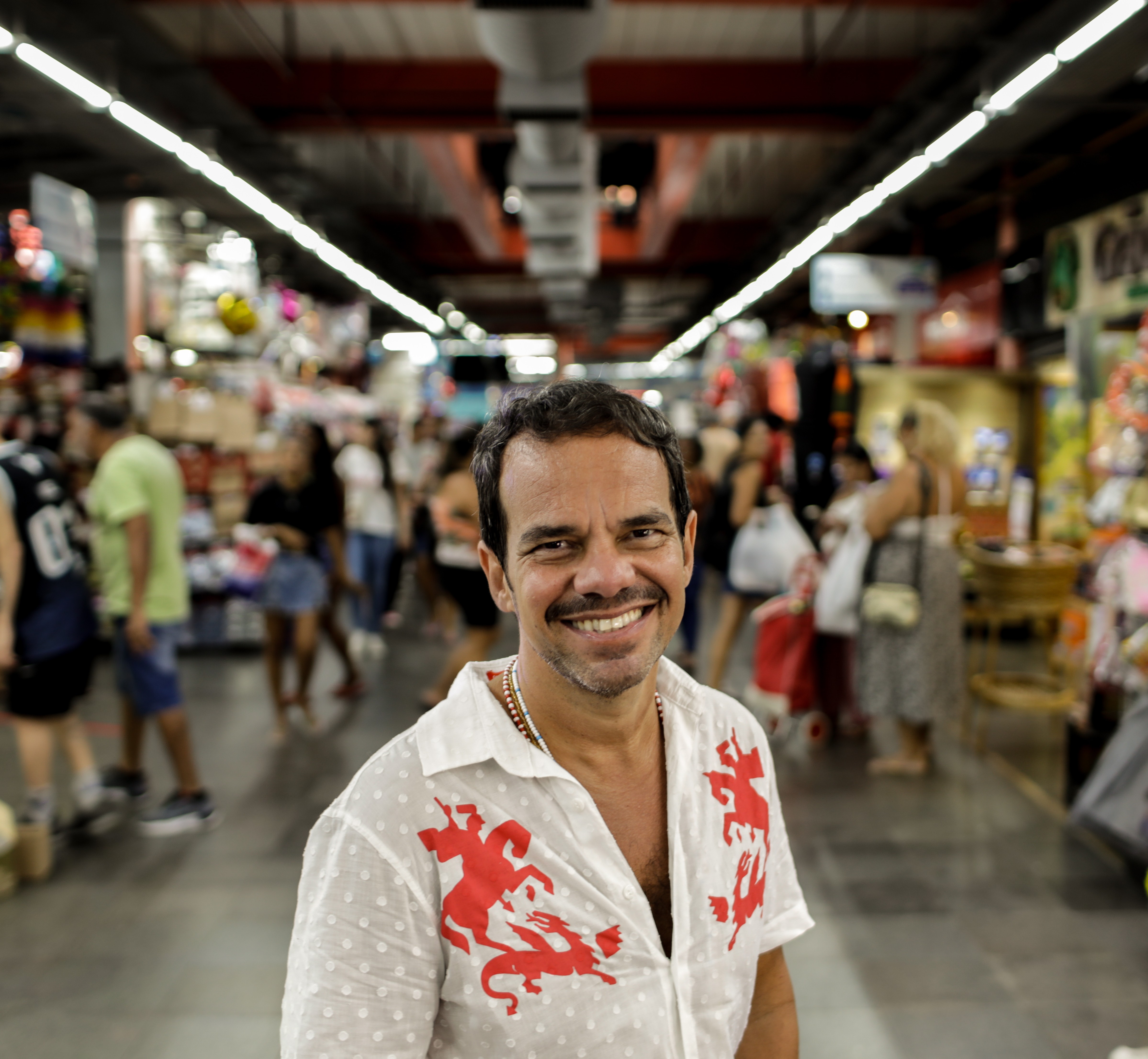 Crítica: Volta de Marcelo Moutinho ao conto, 'Gentinha' se apresenta como uma ficção sobre a memória do cotidiano