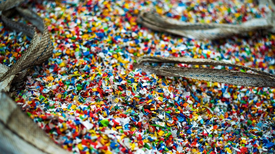 Microplásticos estão presentes em produtos, no ar, na água e alimentos.