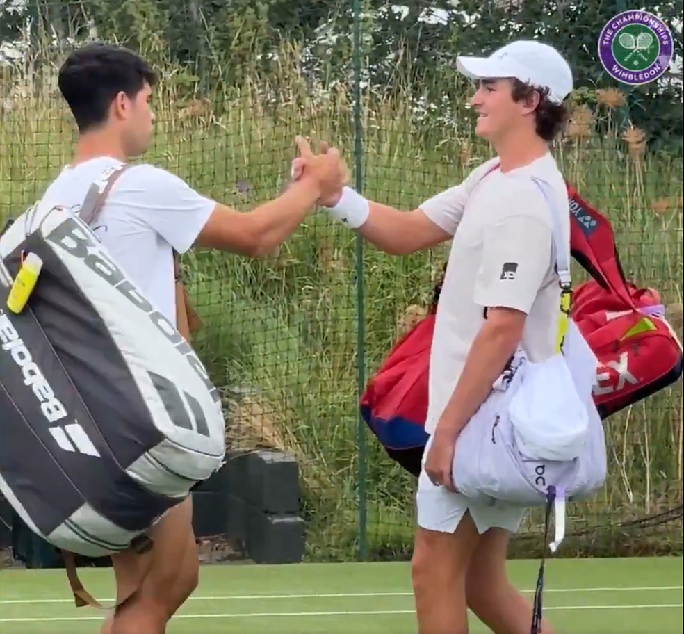 Alcaraz e João Fonseca treinam em Wimbledon — Foto: Reprodução/Redes sociais