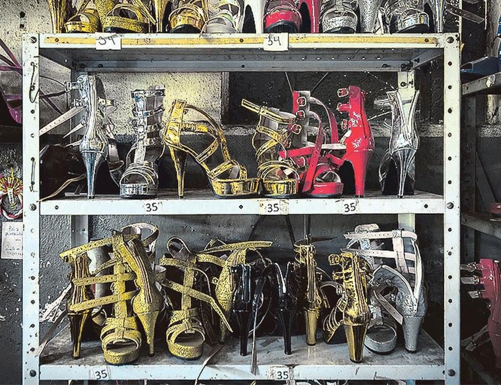 As sandálias feitas no ateliê, na Zona Norte, viajam o mundo — Foto: Leo Martins