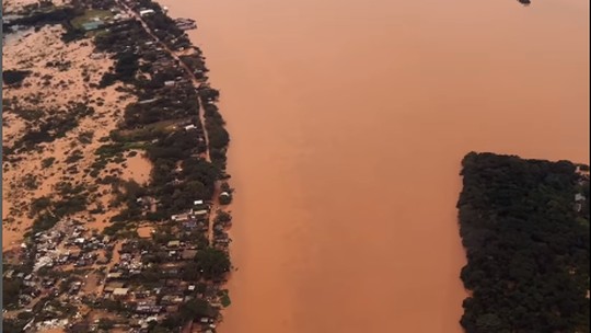 Eduardo Leite sobrevoa Porto Alegre debaixo d'água, ilhada pela cheia do Rio Guaíba; veja vídeo