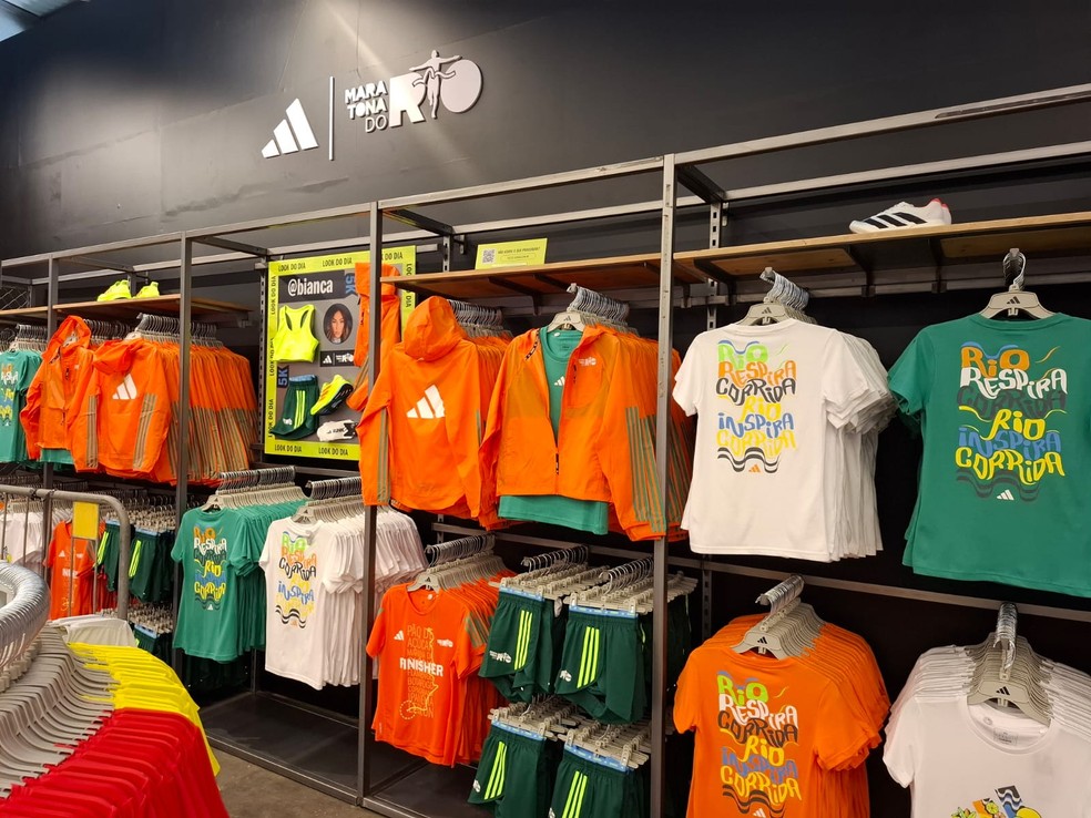 Loja da Adidas na Casa Maratona: mais de 20 produtos licenciados para a corrida de 2025, incluindo os ícones shorts e agasalho corta vento — Foto: Carol Knoploch/O Globo