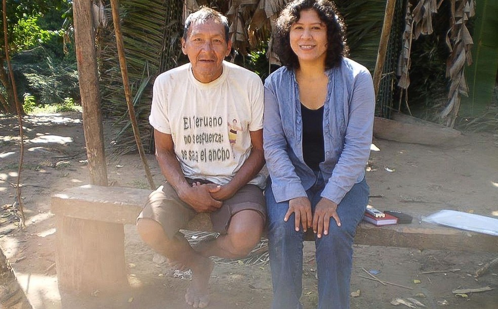 A antropóloga Beatriz Huertas em território dos indígenas isolados Mashco Piro — Foto: Arquivo Pessoal