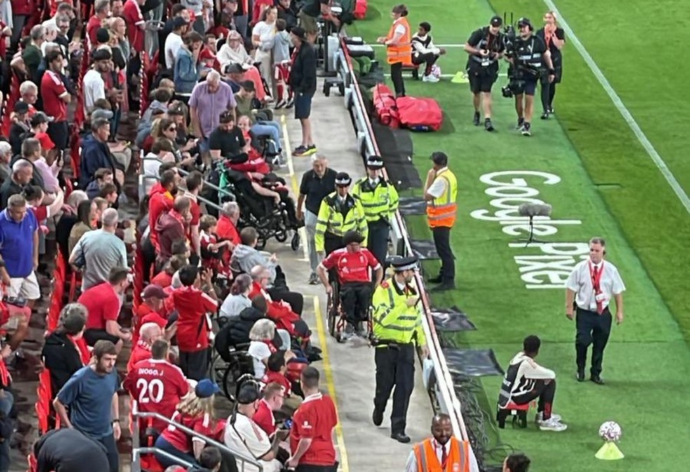 Torcedor do Liverpool autor de insultos foi detido e proibido de entrar em qualquer estádio pelo menos enquanto durarem as investigações — Foto: Reprodução