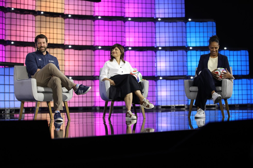 Gal Barradas, Thiago Jannuzzi e Aline Pellegrino falam da Copa Feminina de 2027 no Web Summit Rio 2026 — Foto: Lucas Tavares/Especial para O Globo