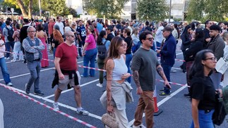 Eleitores brasileiros na fila da votação no Porto, Portugal — Foto: Gian Amato/Portugal Giro/O Globo