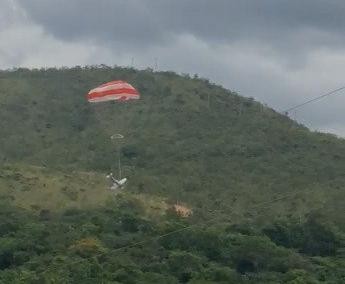 Avião usa paraquedas para amortecer queda em MG — Foto: Reprodução/Redes sociais